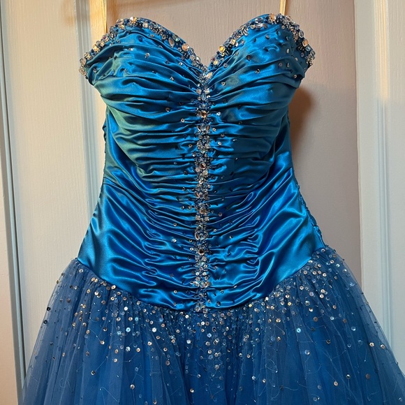 Royal blue Poofy Formal Gown/Dress with Sequins - Picture 3 of 11